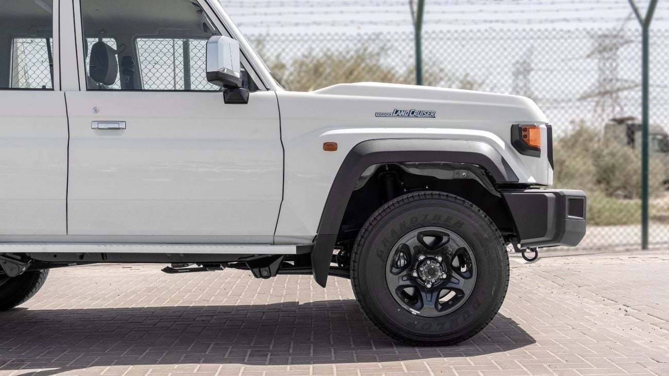 Toyota Land Cruiser 70 HT VXR 2026 Toyota Land Cruiser 4.0L AT Petrol (White-Brown) Mid Option