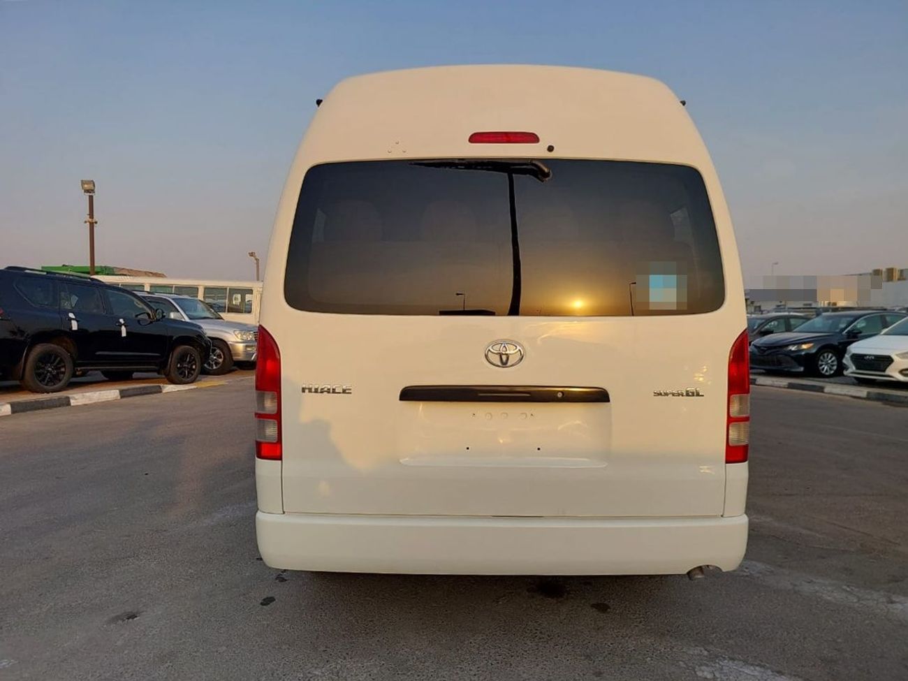 Toyota Hiace TOYOTA HIACE COMMUTER VAN RHD 2005 MODEL 2.5 L DIESEL AUTOMATIC(PM10644)