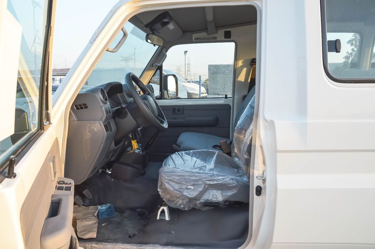 تويوتا لاند كروزر 70 TOYOTA LAND CRUISER 78 4.0L 4WD MT 3DOOR SUV 2025