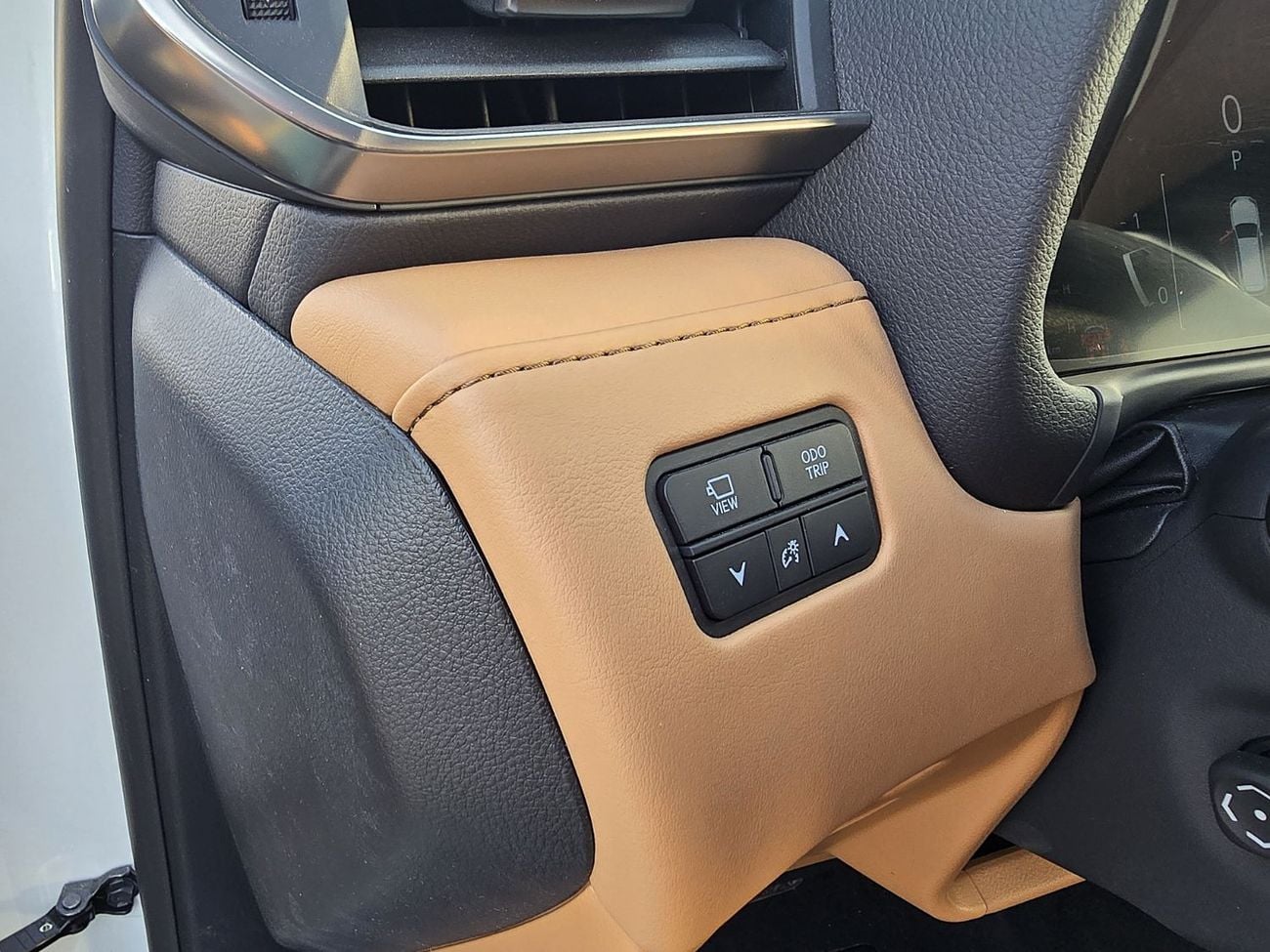 Lexus LX600 LEXUS SIGNATURE LX600 3.5l A/T SUV 7 Seats white color 2026 Model
