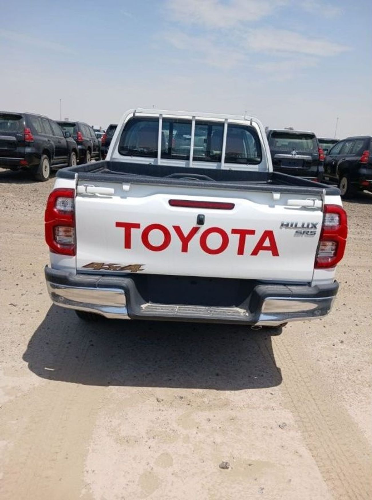 تويوتا هيلوكس TOYOTA HILUX 2.7 PETROL GCC WITH PUSH START AUTOMATIC MODEL 2024 FULL OPTION
