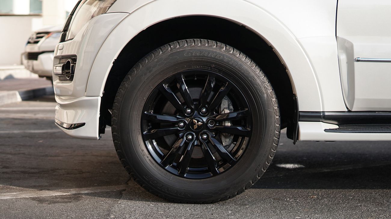 Mitsubishi Pajero Signature Edition GLS 4X4 3.8L V6 GCC