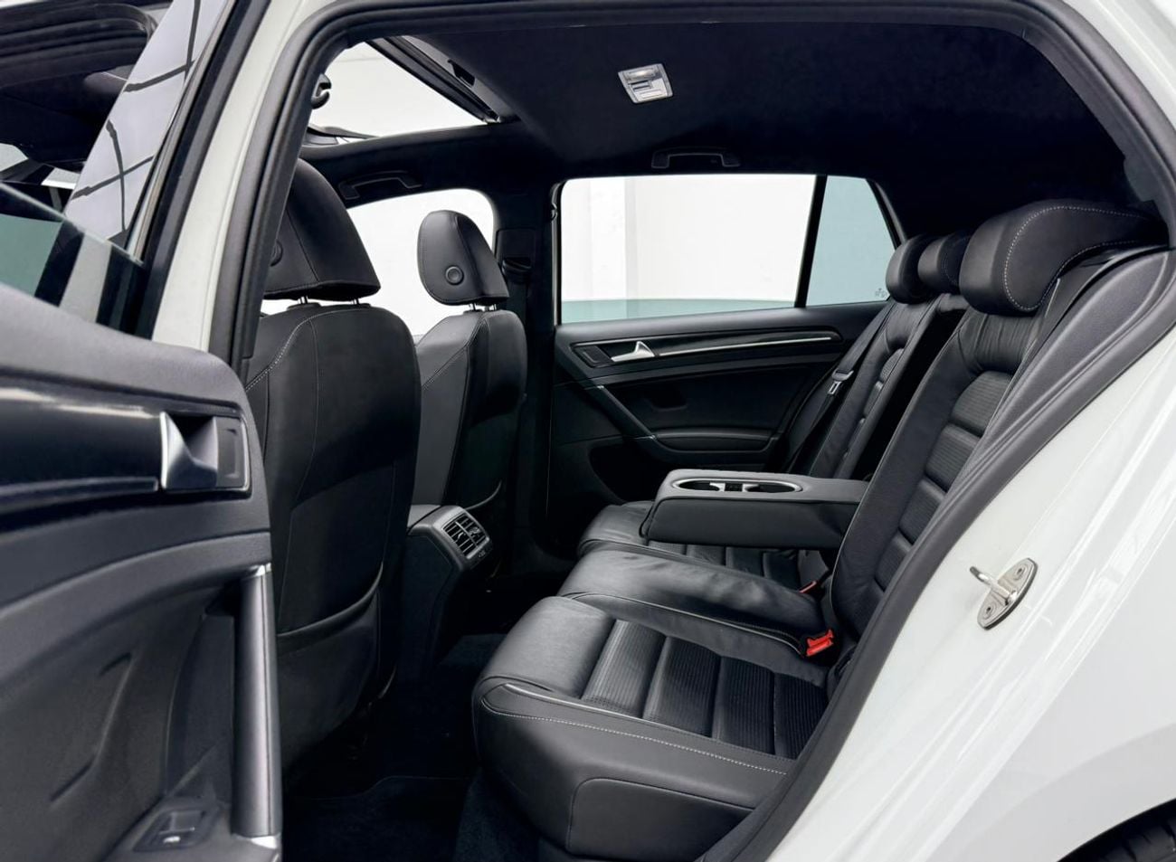 Volkswagen Golf 2018 Volkswagen Golf R, Full Service History, Fully Loaded, Excellent Condition, GCC