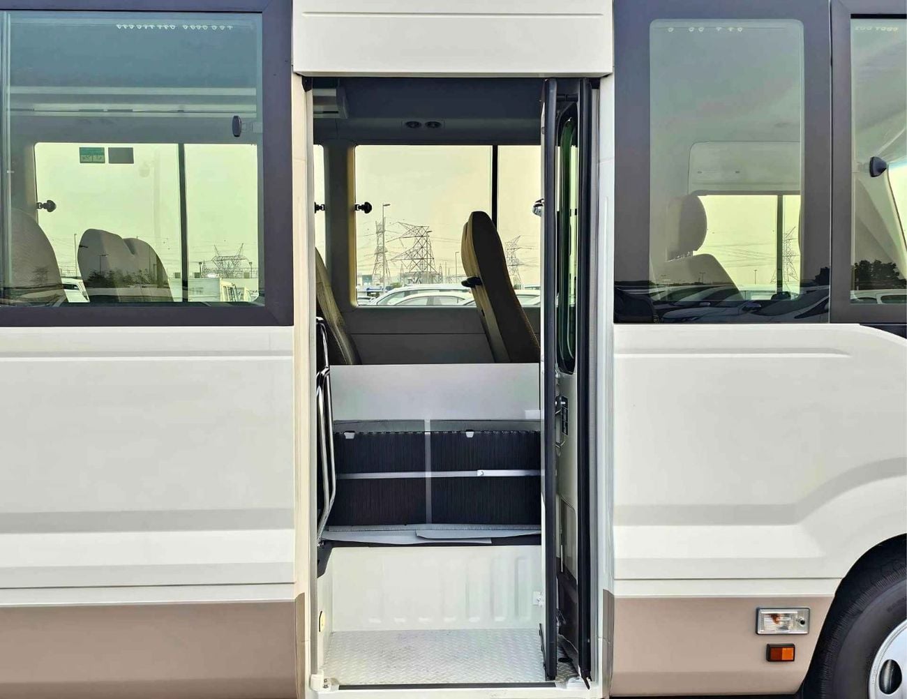تويوتا كوستر 2.7L PETROL M/T DUAL TONE / 23 SEATER / AUTO DOOR / HLF LUGGAGE RACK (CODE#COPB)