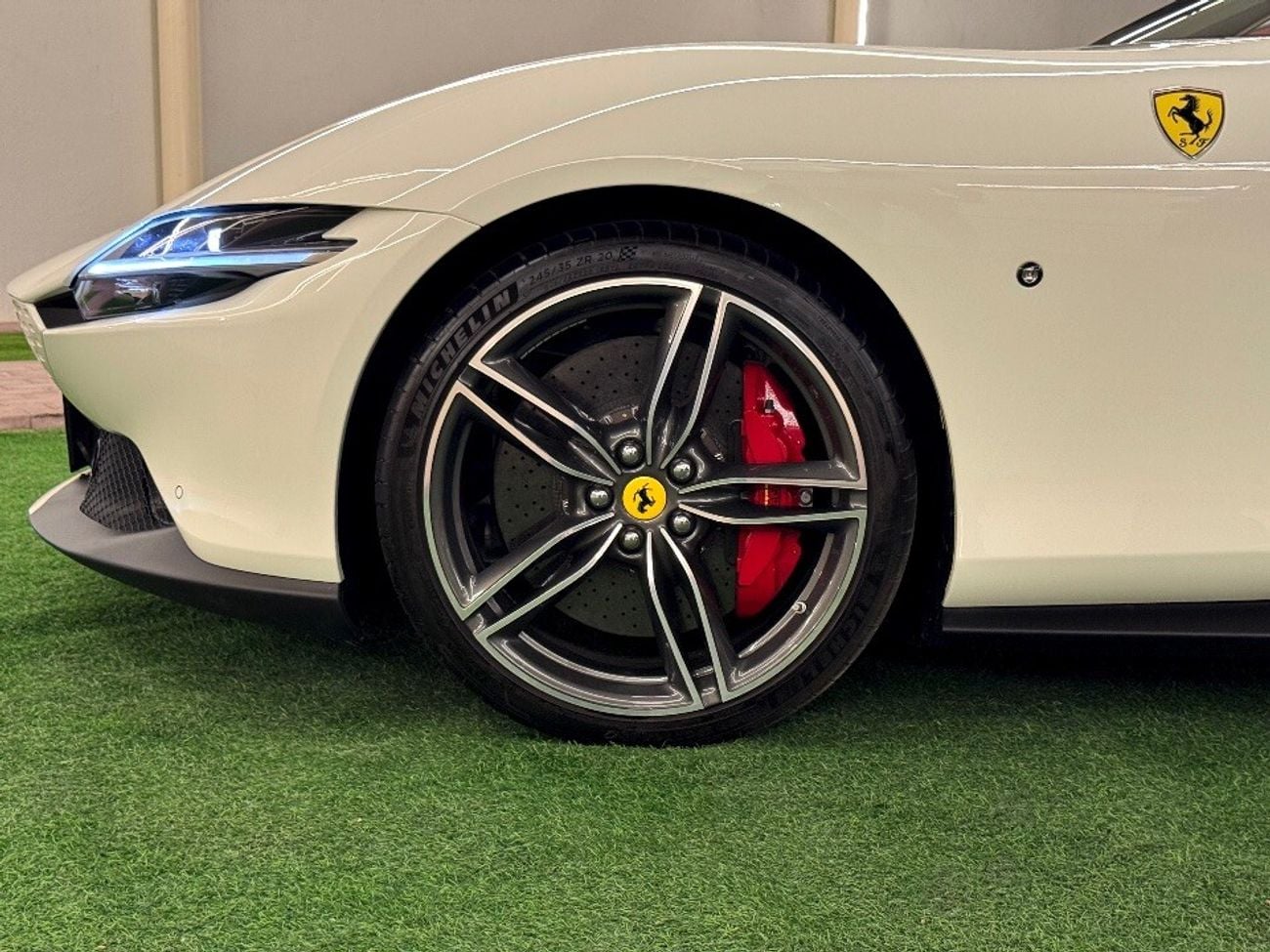 Ferrari Roma | 2200 KM | PERFECT | CARBON | ROSSO INTERIOR | CRISTAL WHITE | CERAMIC |  FULL OPTION