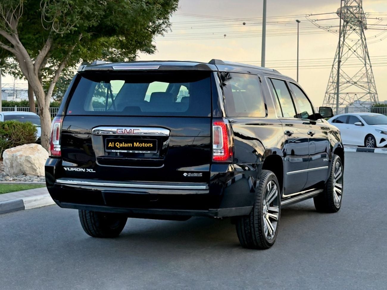 GMC Yukon DENALI COOL BOX/HF TAILGATE Denali 6.2L (8 Seater)
