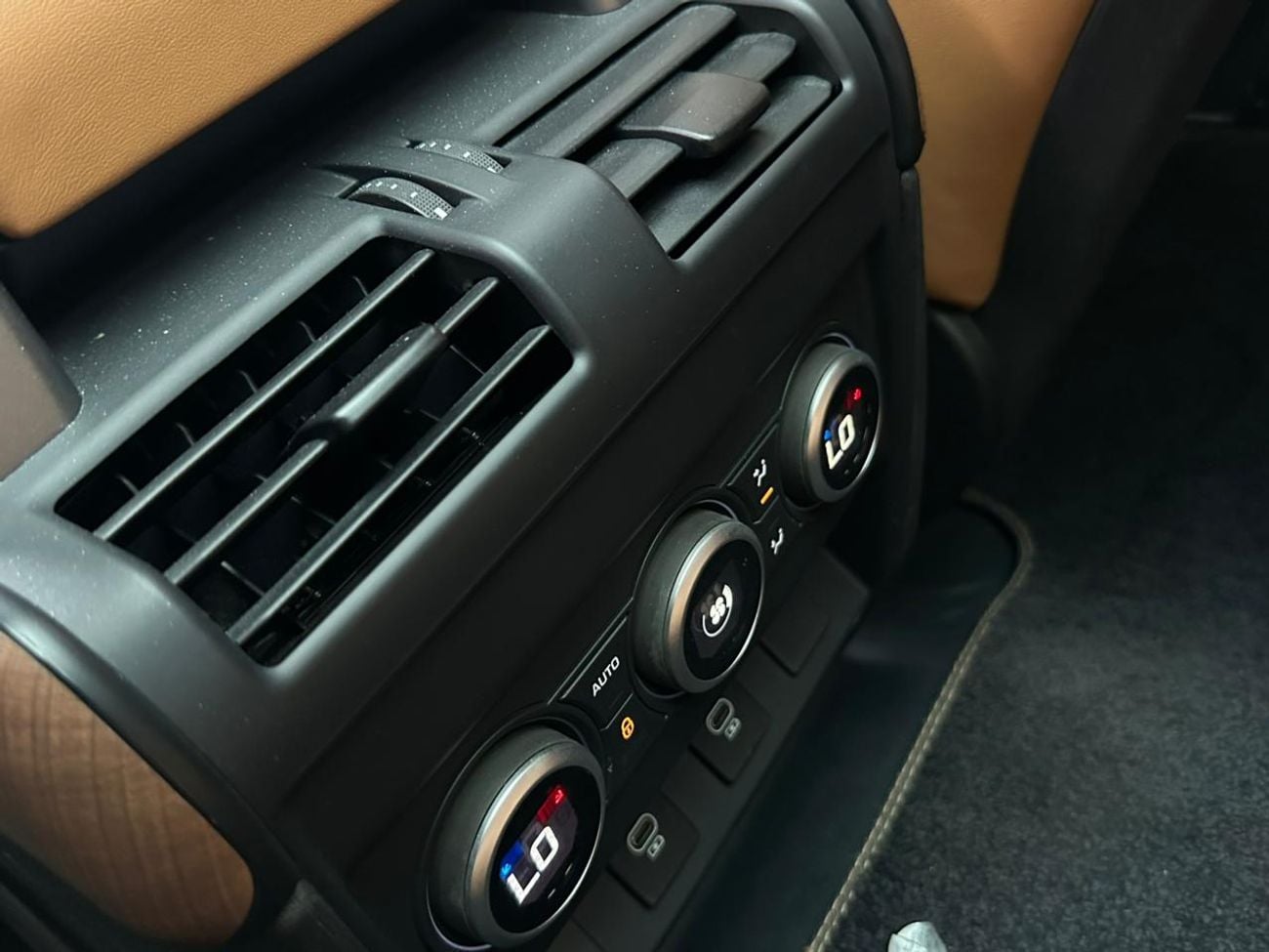 Land Rover Defender STD P300 90 SE 2.0L (5 Seater) DEFENDER 90 SE P300 GCC 2023 // AL TAYER WARRANTY // FSH // ORIGINAL
