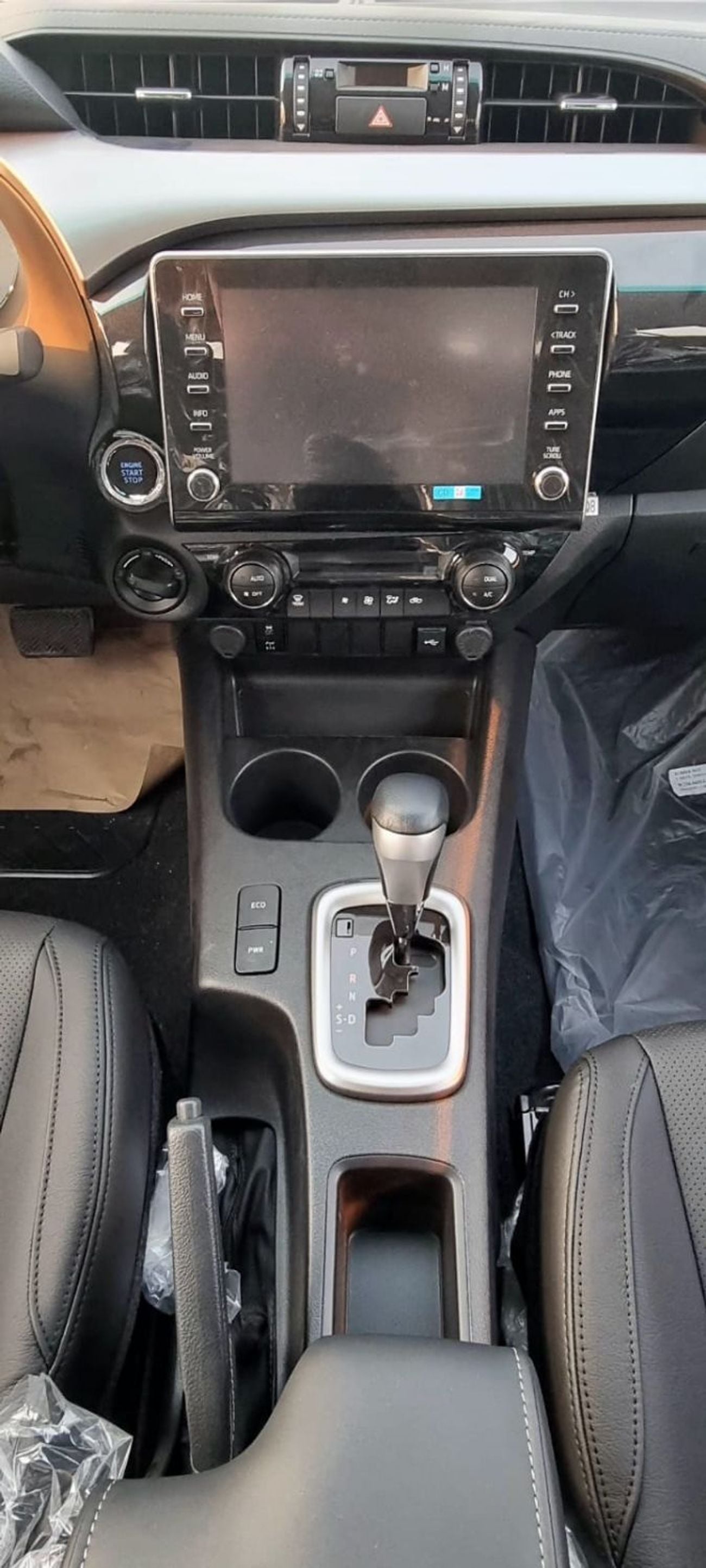 تويوتا هيلوكس SGLX TOYOTA HILUX 2.4L DIESEL 4X4 A/T LEATHER SEATS MY 2025