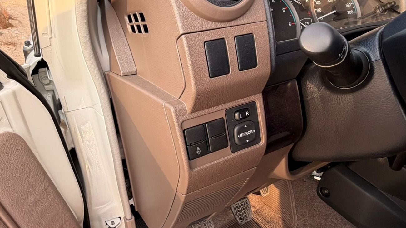 تويوتا لاند كروزر 70 LC76 2.8 MT basic Oman specs basic options