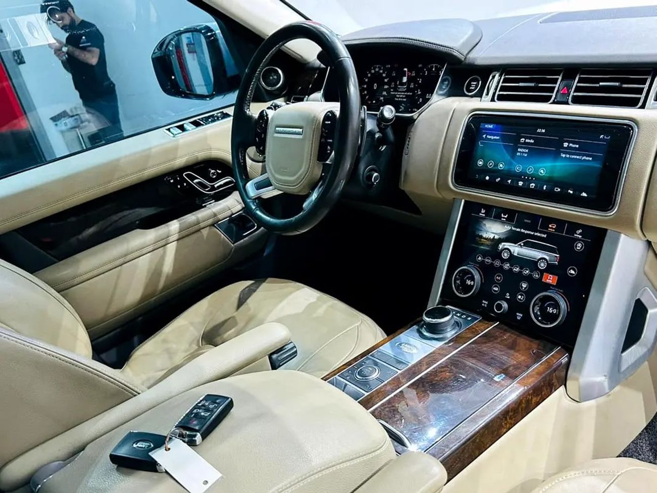 لاند روفر رينج روفر LWB HSE P360 3.0L VOGUE GCC SPECS FULLY ORIGINAL PAINT AND FULL SERVICE HISTORY AGENCY