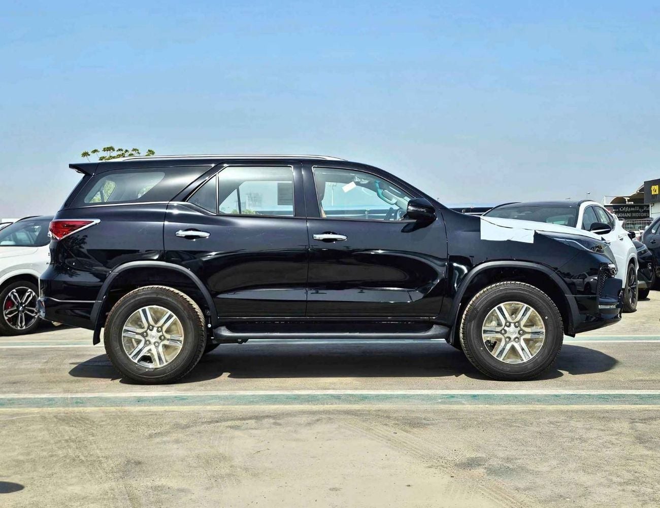 تويوتا فورتونر SR5/AUTO AC/ ALLOY WHEELS/ ROOF RACK/ 2.7L PETROL V4 4WD/ (CODE # FPGO)