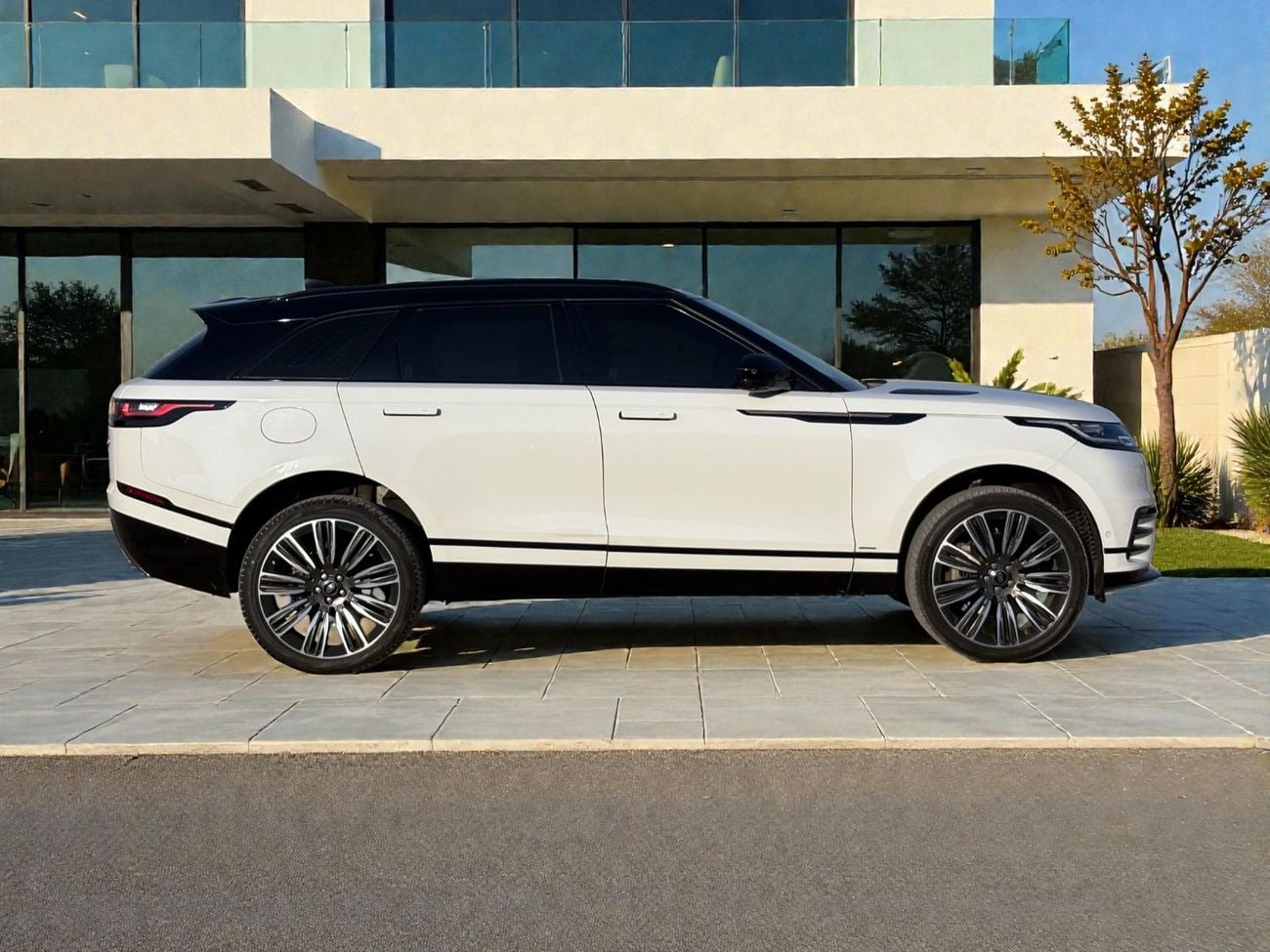 Land Rover Range Rover Velar P300 R-Dynamic HSE 2.0L RANGE ROVER VELAR P300 HSE R-DYNAMIC 3.0L TURBO A/T | 2021 | GCC SPECS | AED
