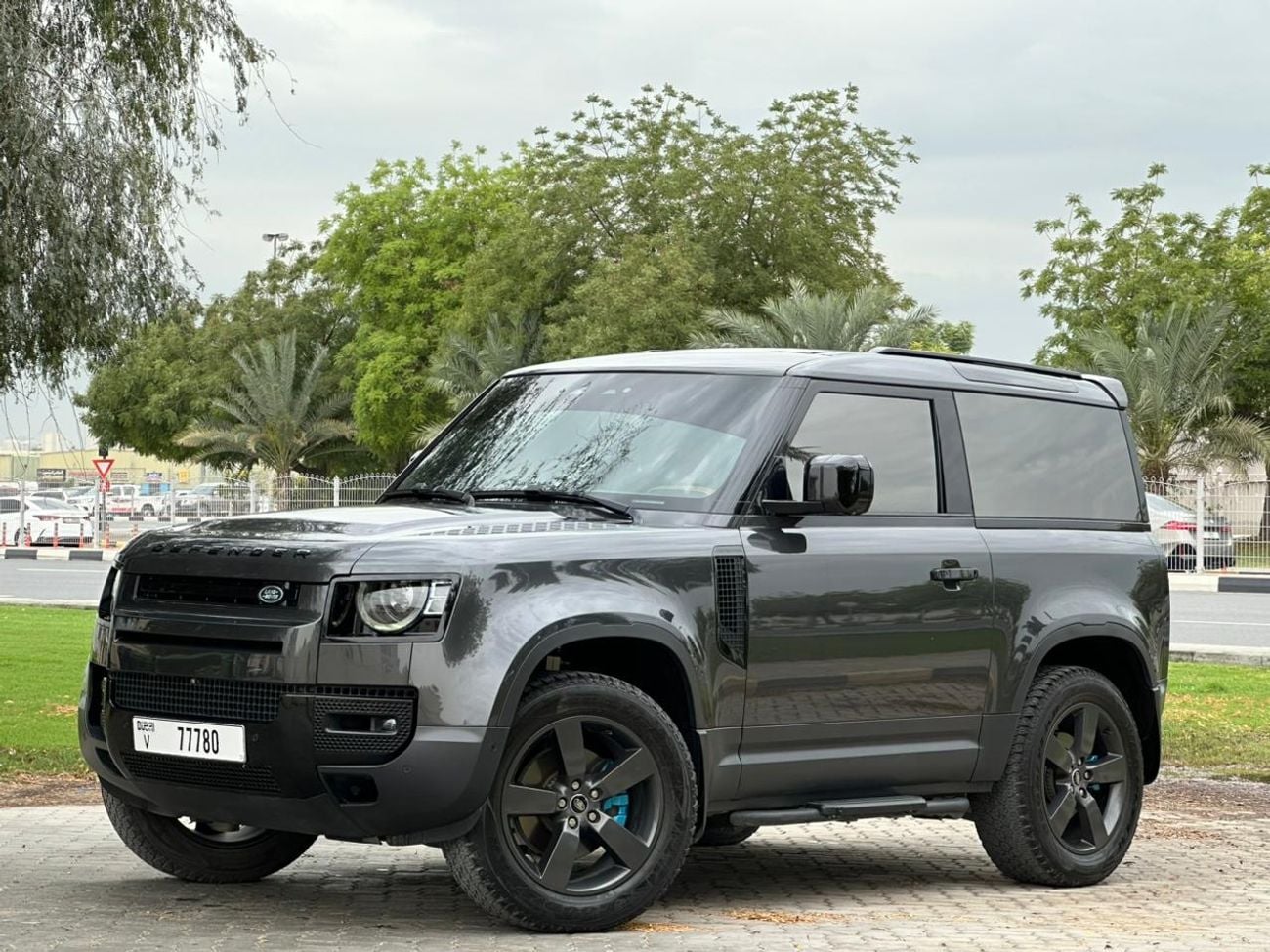 Land Rover Defender P300 90 SE 2.0L (5 Seater) DEFENDER 90 SE P300 GCC 2023 // AL TAYER WARRANTY // FSH // ORIGINAL PAIN