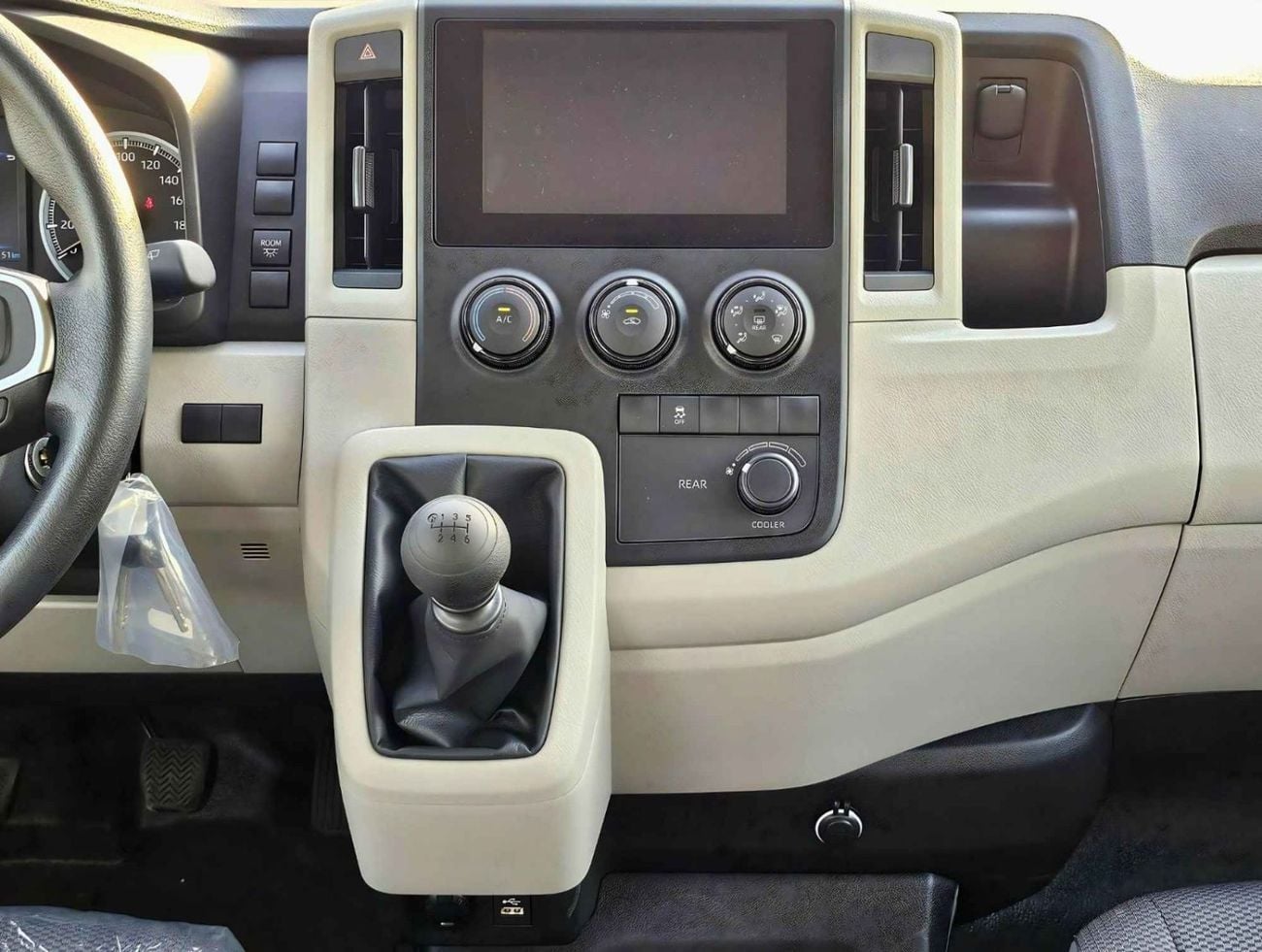 Toyota Hiace GL TOYOTA HIACE HIGHROOF DX  M/T / 2.8L V4 DIESEL BLACK BUMPER / DVD CAMERA  (CODE # HRDMDA )