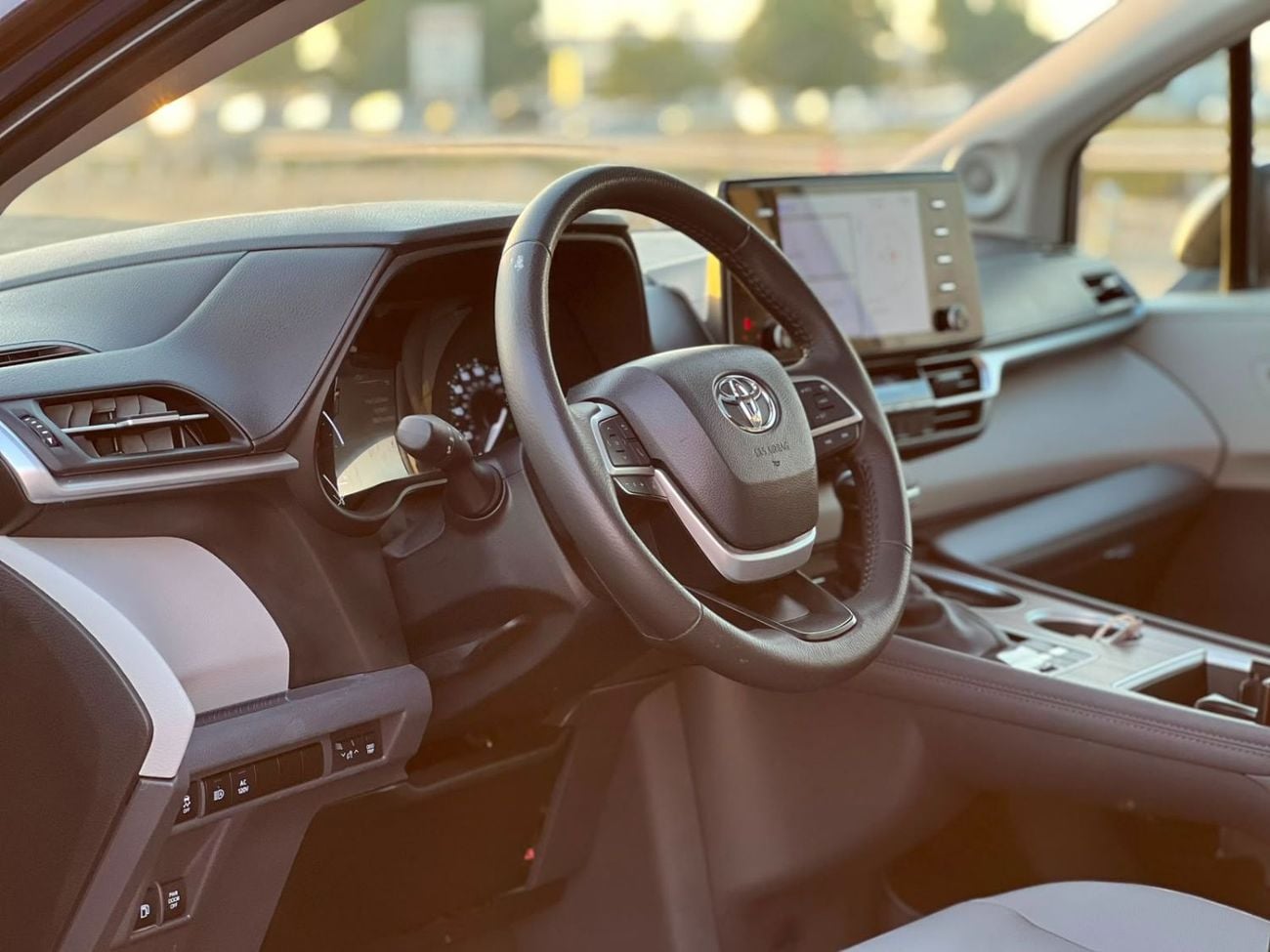 تويوتا سيينا  2024 Toyota Sienna XLE Hybrid Full Option 2.5L V4 - 7 Seater Doors Full Auto With Radar - Rear Camer
