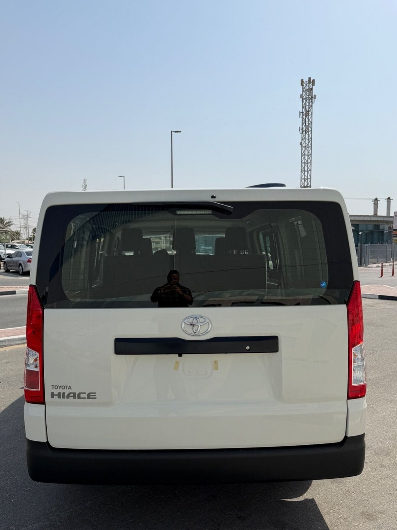 Toyota Hiace GL TOYOTA HIACE 6 SEATER GLASS VAN
