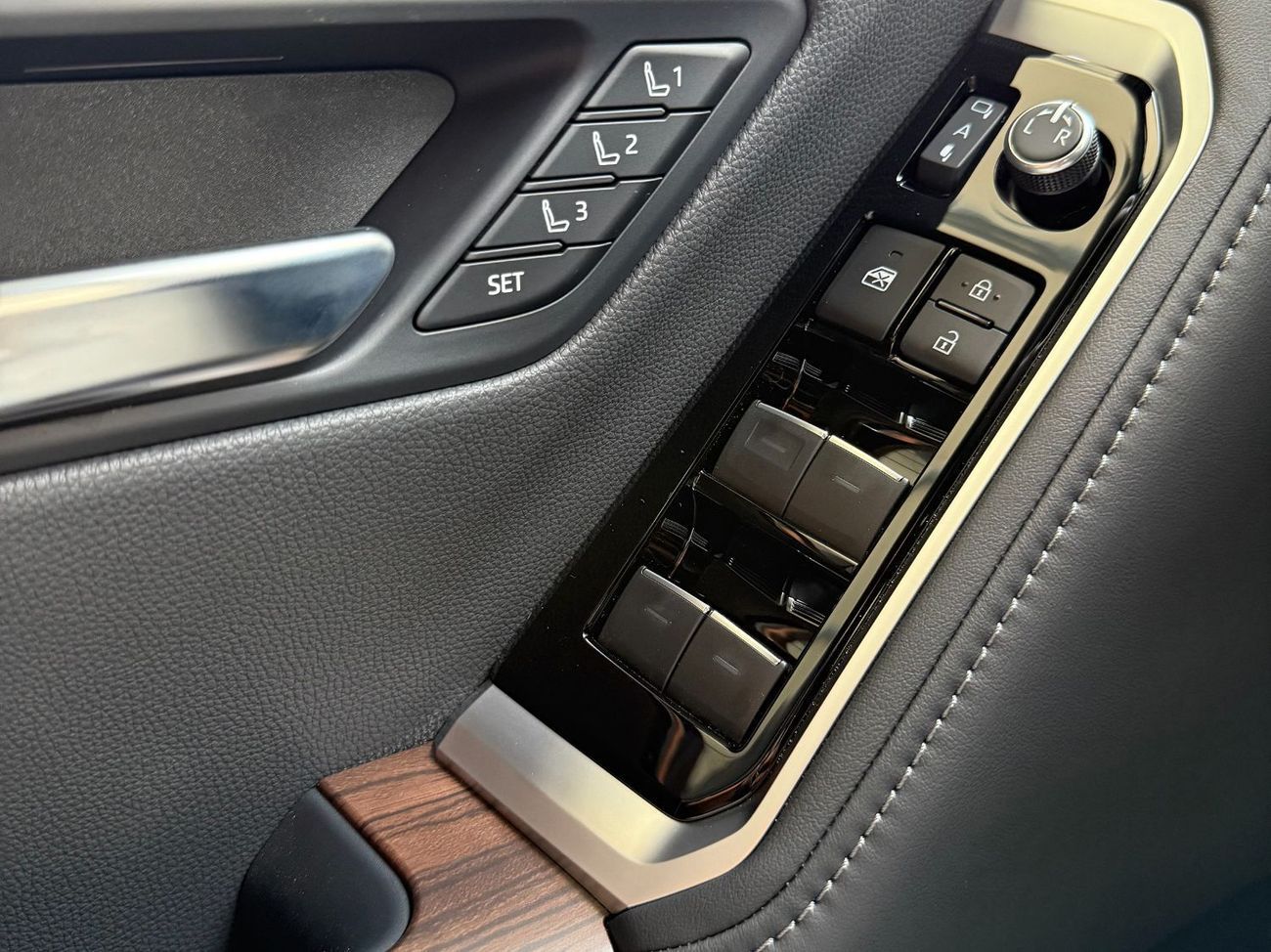 Toyota Land Cruiser VX-high DIESEL 3.3 TWIN TURBO FULL **EXPORT ONLY**التصدير فقط خارج الخليج***