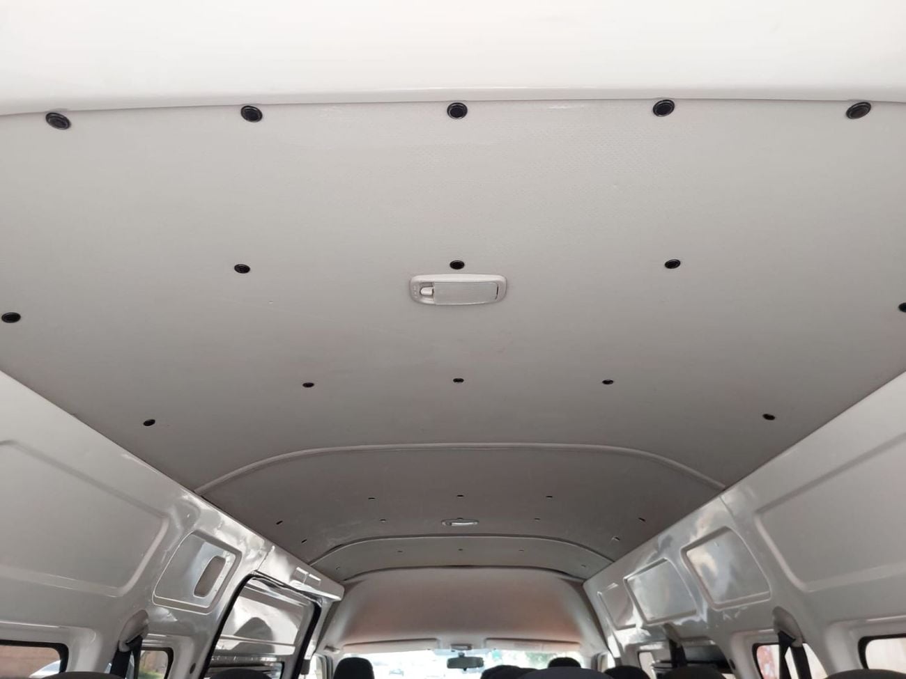 Toyota Hiace TOYOTA HIACE COMMUTER VAN RHD 2016 MODEL 3.0 L DIESEL AUTOMATIC(PM17014)