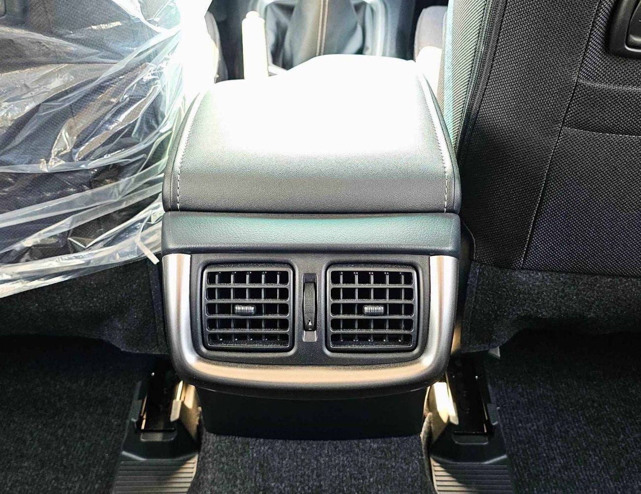 Toyota Hilux SR5 / NARROW BODY DOUBLE CABIN / 2.7L PETROL V4 M/T / REAL CAMERA WITH CHROME BUMPERS (CODE # HP2MF)
