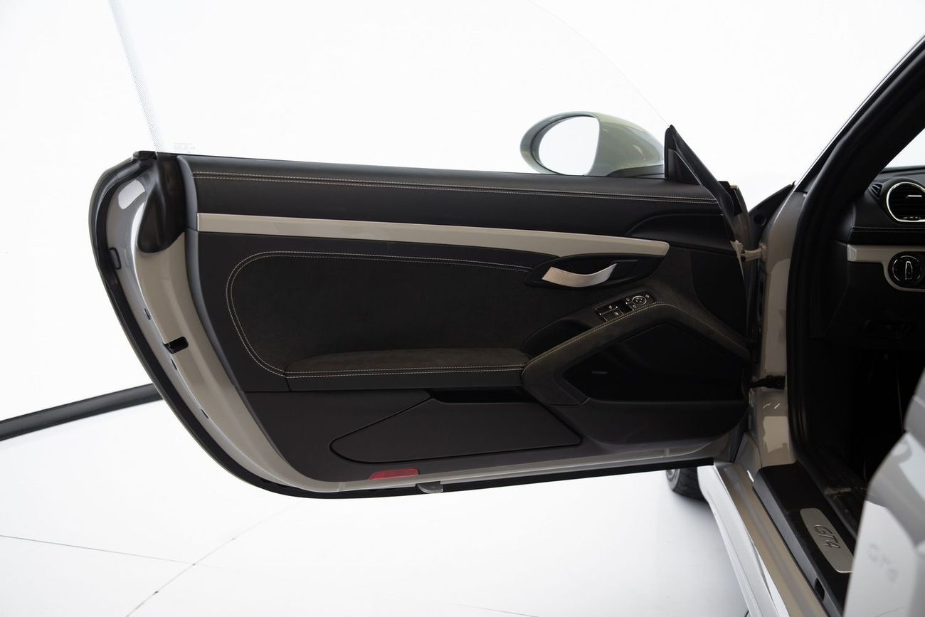 بورش كايمان 718 GT4