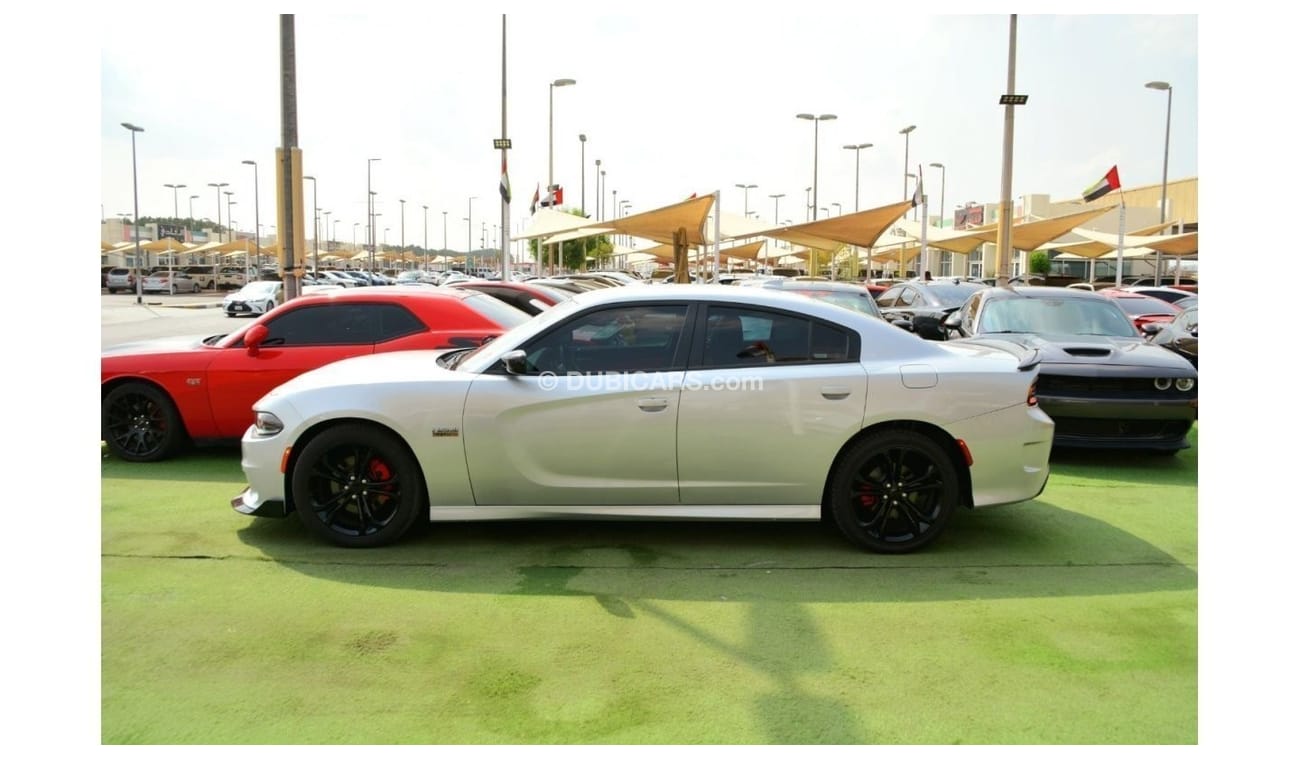 Dodge Charger R/T The Charger RT is powered by a 5.7-liter HEMI V8 engine that produces 370 horsepower and 535 Nm