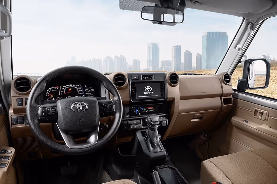 تويوتا لاند كروزر 70 interior - Cockpit