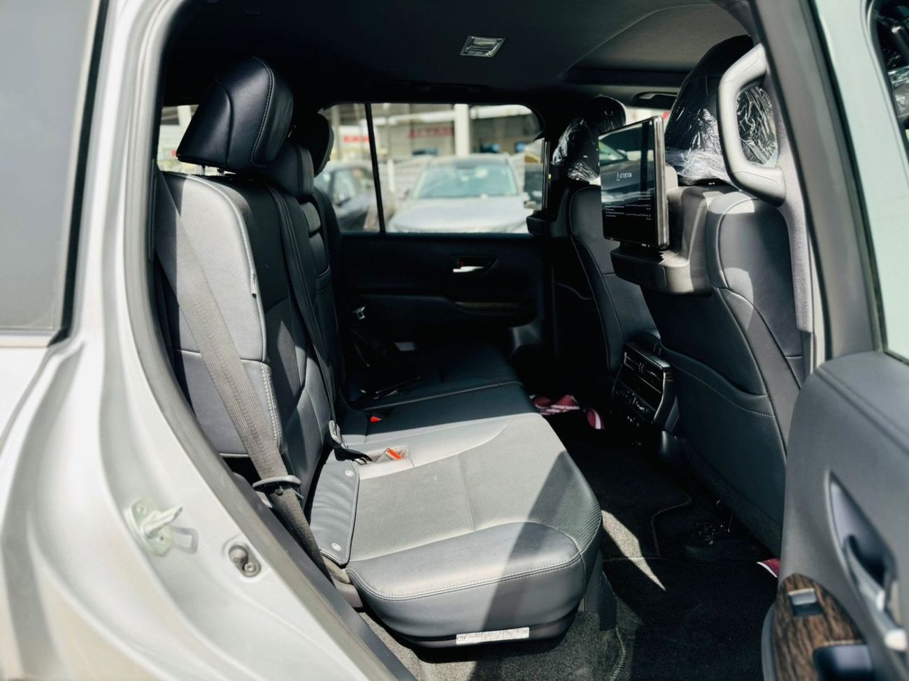 تويوتا لاند كروزر Toyota Land Cruiser VXR  year 2023 fuel diesel Right hand drive