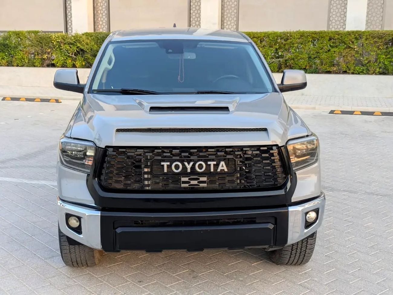 Toyota Tundra Crewmax SR5 - GCC Specs interior and Exterior Excellent Condition