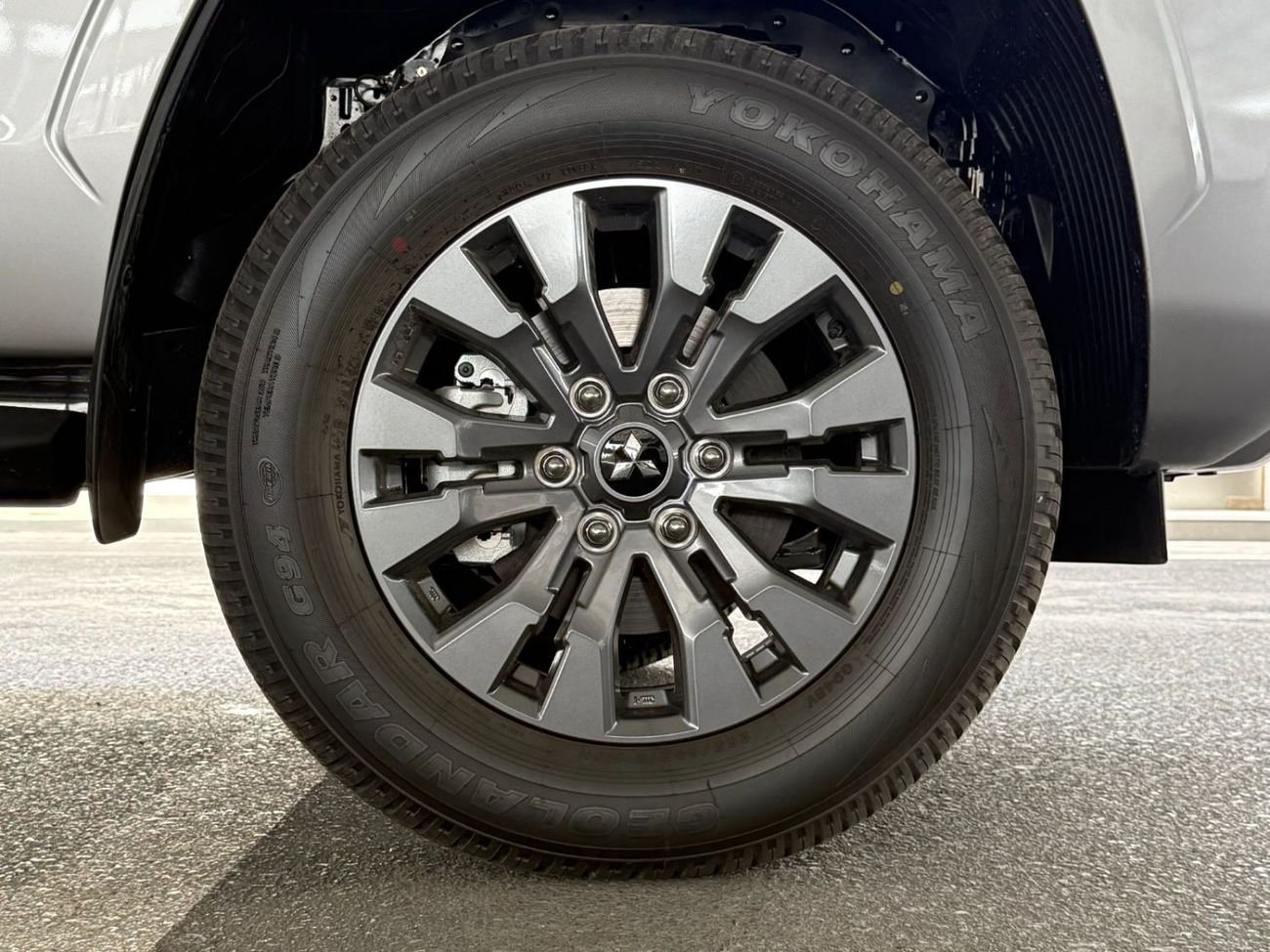 Mitsubishi L200 chrome package 4x4 M/T 18 inch alloy rims **EXPORT ONLY**التصدير فقط خارج الخليج**