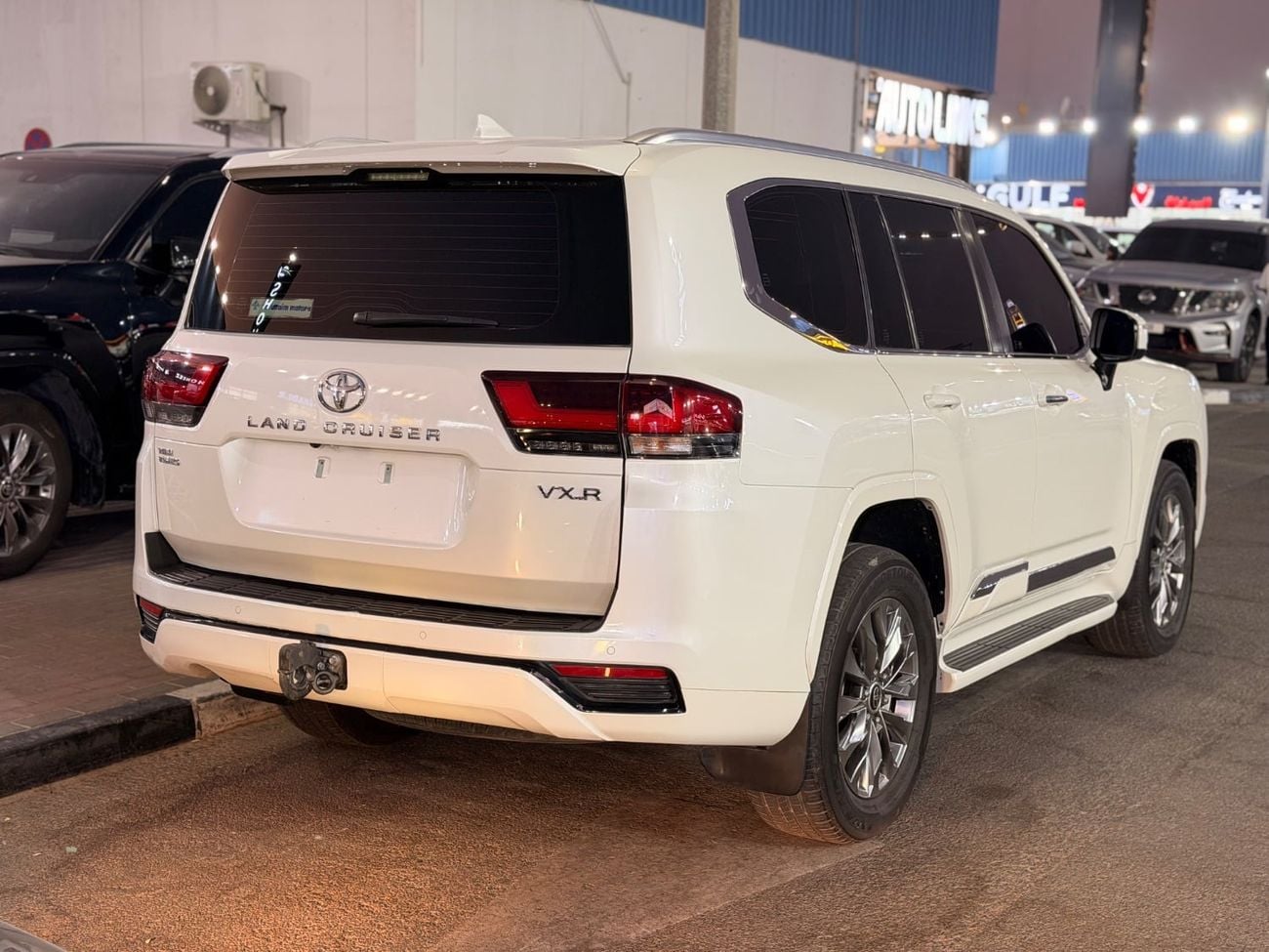 Toyota Land Cruiser VXR Toyota Landcruiser VXR 2022 Twin Turbo white inside Red
