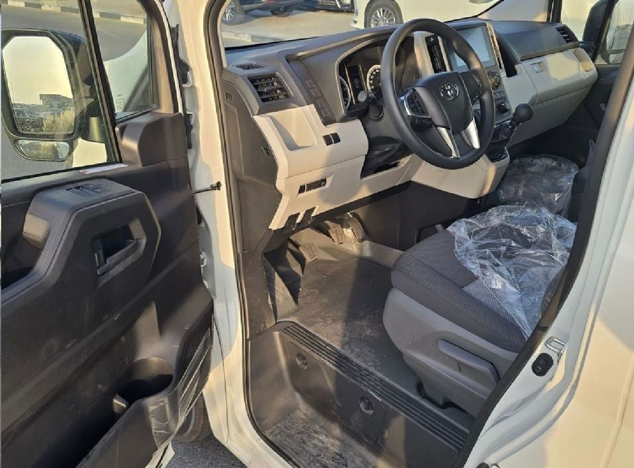 Toyota Hiace DLS-HIGH ROOF commuter 2.8L M/T