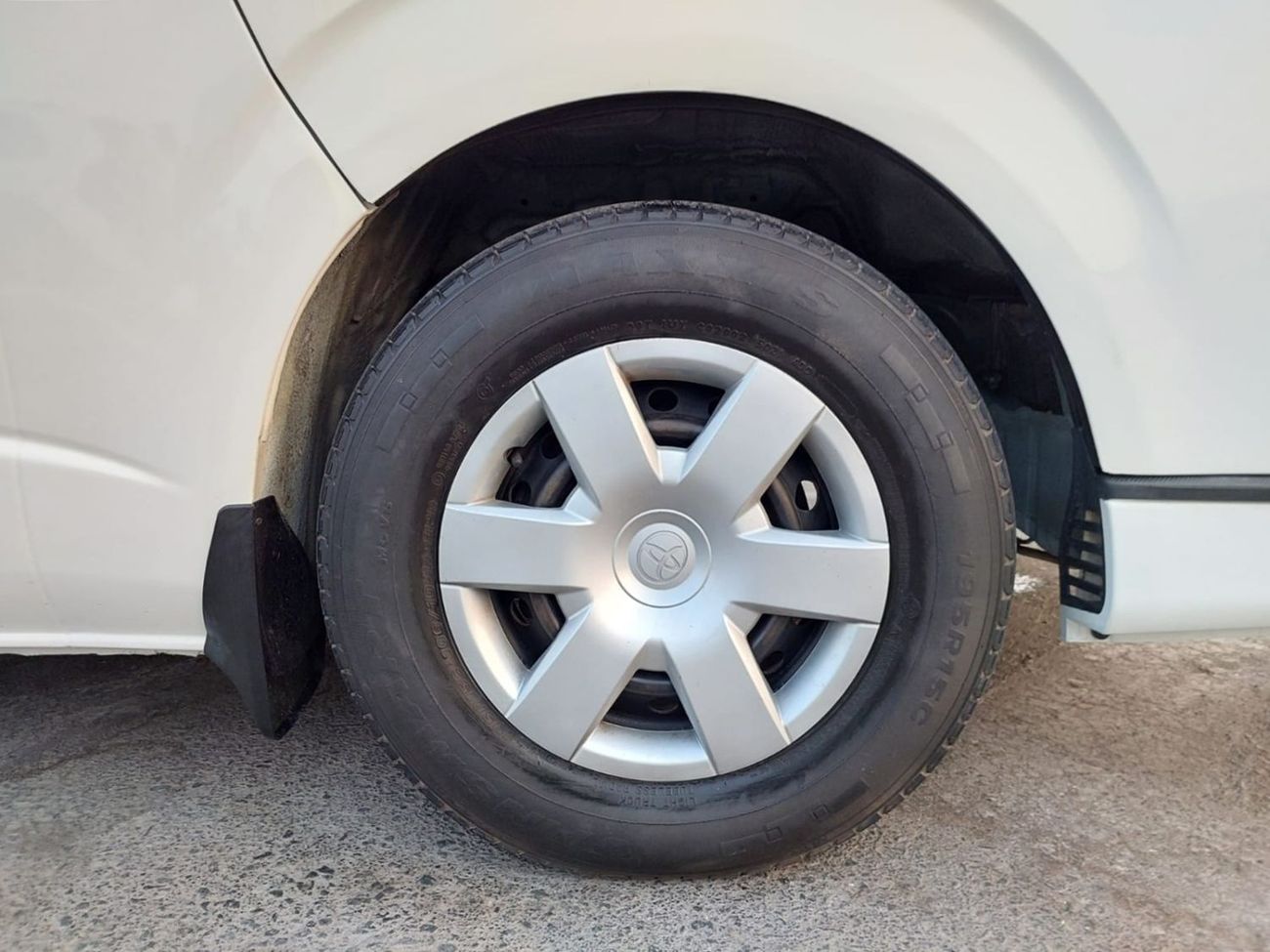 Toyota Hiace TOYOTA HIACE COMMUTER VAN RHD 2016 MODEL 3.0 L DIESEL AUTOMATIC(PM28060)