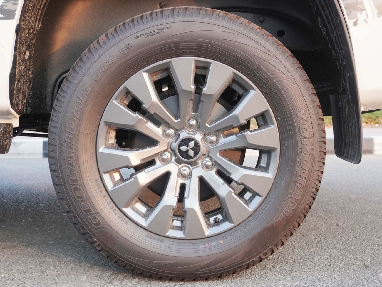 Mitsubishi L200 2027 MODEL 2.4L PETROL M/T DOUBLE CAB (18" ALLOY WHEELS, WITH DIGITAL AC)