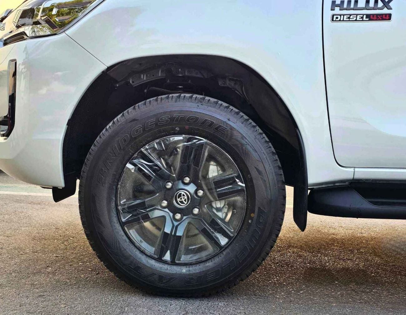 Toyota Hilux SR5 WIDE BODY / 2.4L DIESEL V4 A/T / REAR CAMERA / F/OPTION (CODE # HLD5I)