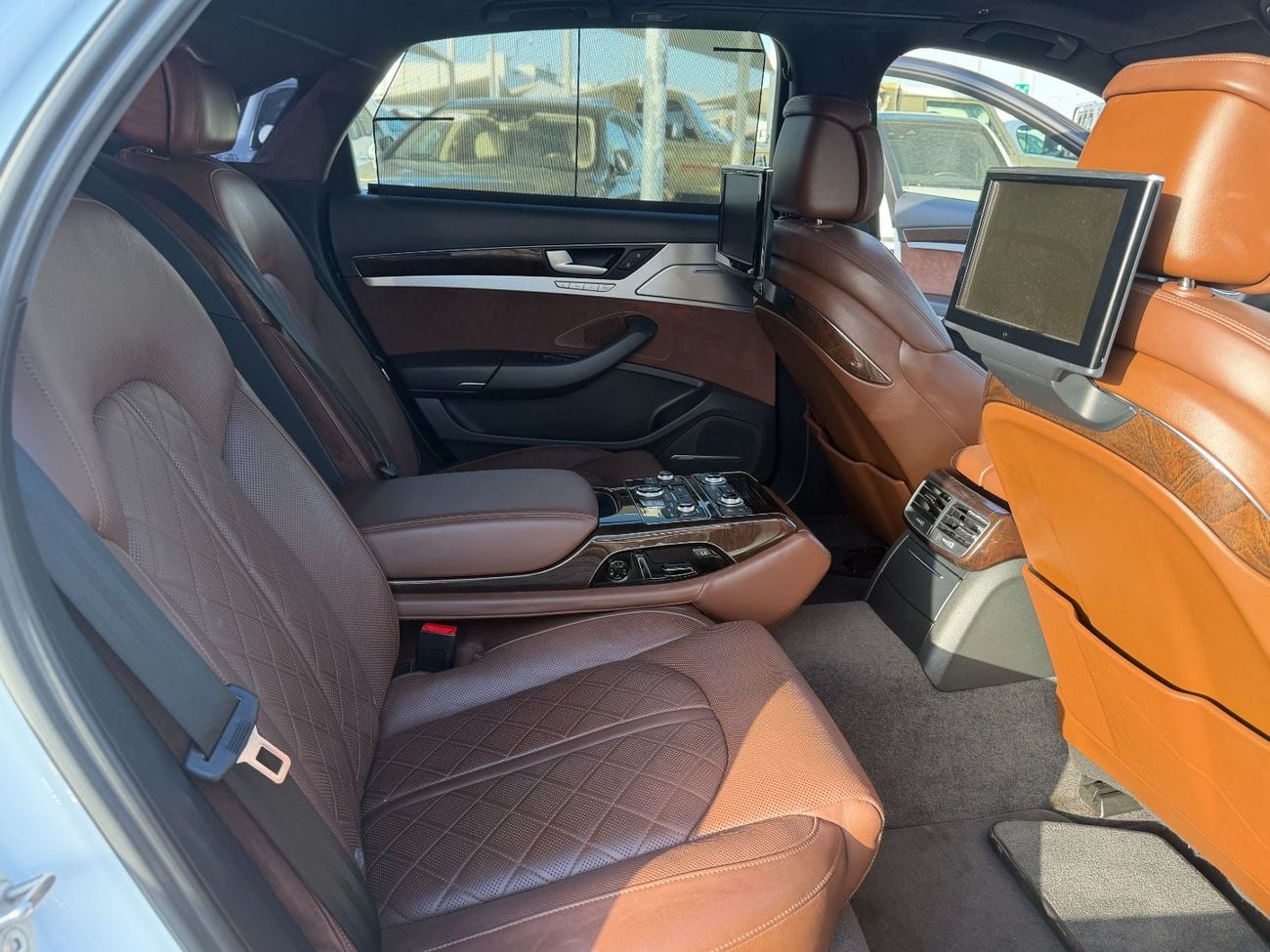 Audi A8 L 60 TFSI quattro 4.0L (454 HP)