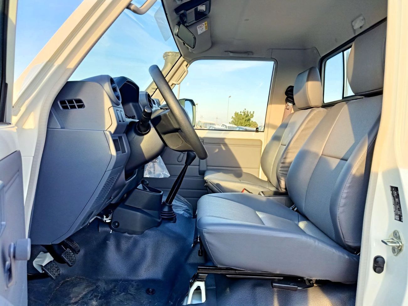تويوتا لاند كروزر بيك آب  Diesel 4.2L 6V M/T 4*4 basic white color 2025 With No Restrictions