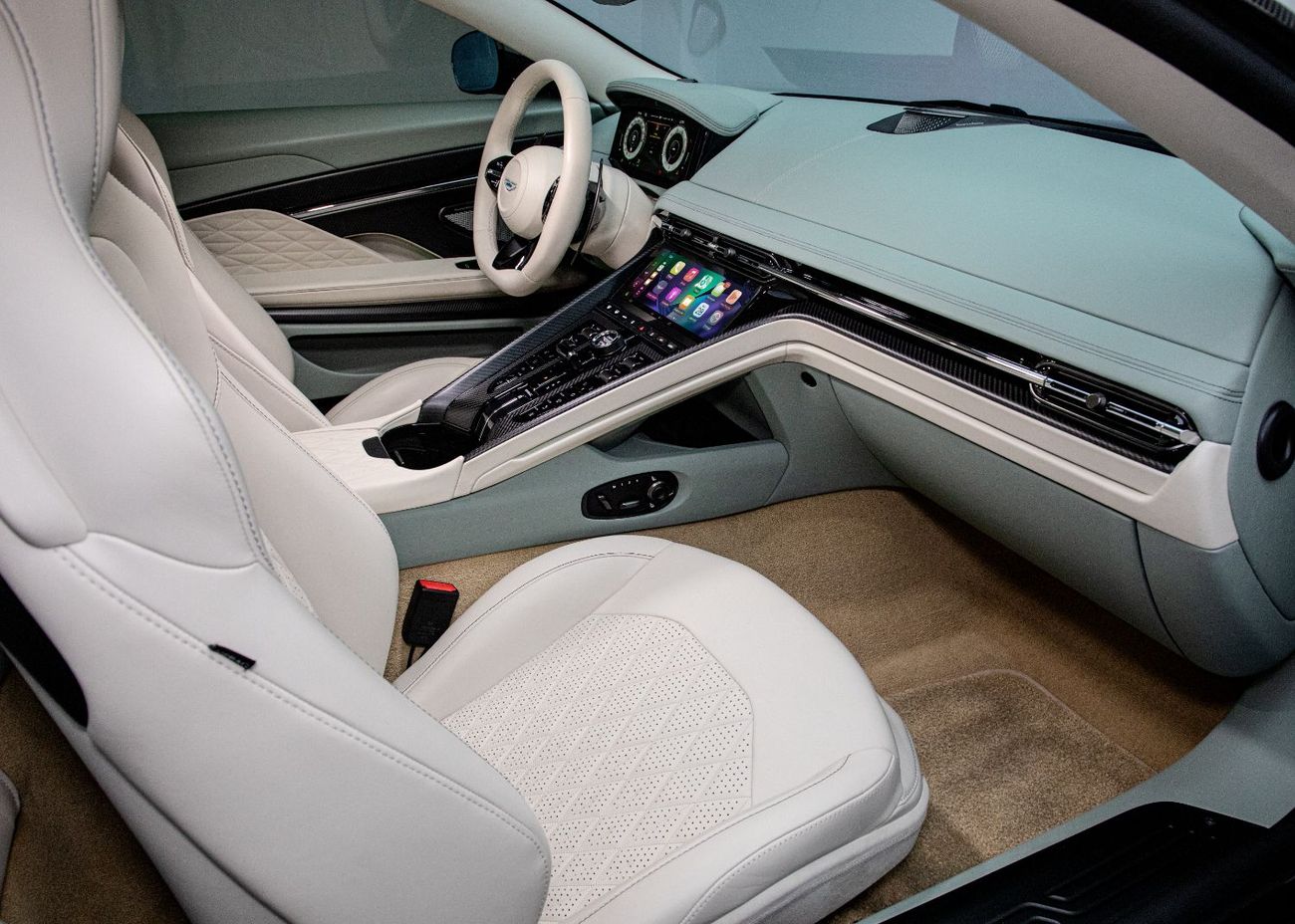 أستون مارتن DB12