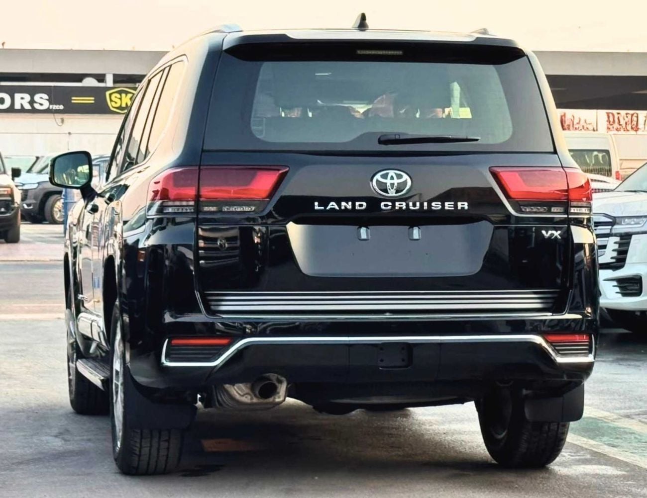 Toyota Land Cruiser VX 4.0L PETROL V6 | RADAR | BIG DVD | REAR ENTERTAINMENT SCREEN | COOL BOX | FULL OPTION (CODE#VX4MA