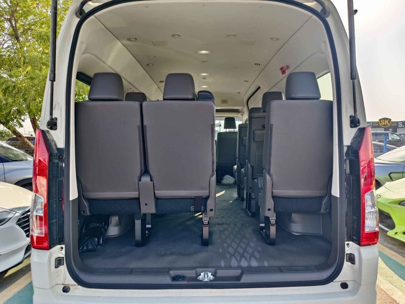 Toyota Hiace GL / 3.5L V6 PETROL / M/T / 13 SEATER / NEW SHAPE (CODE # 20583)