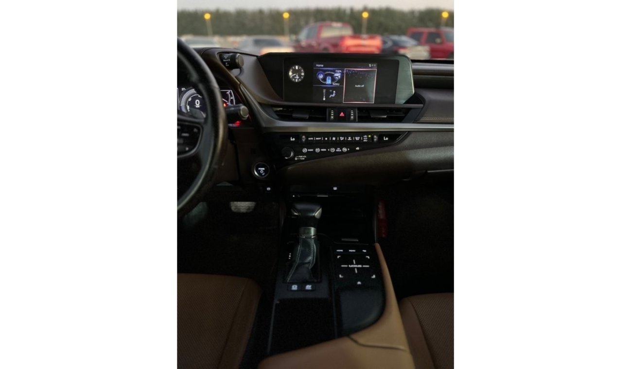 Lexus ES 300 Hybrid Lexus ES300h 2019 GCC very good condition