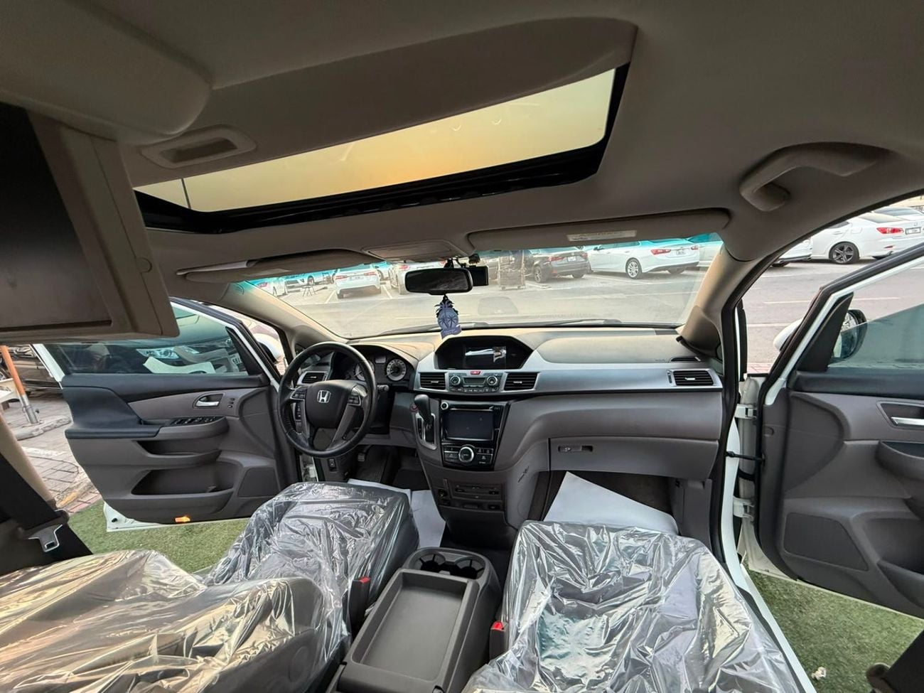 Honda Odyssey TOURING fully loaded in showroom condition