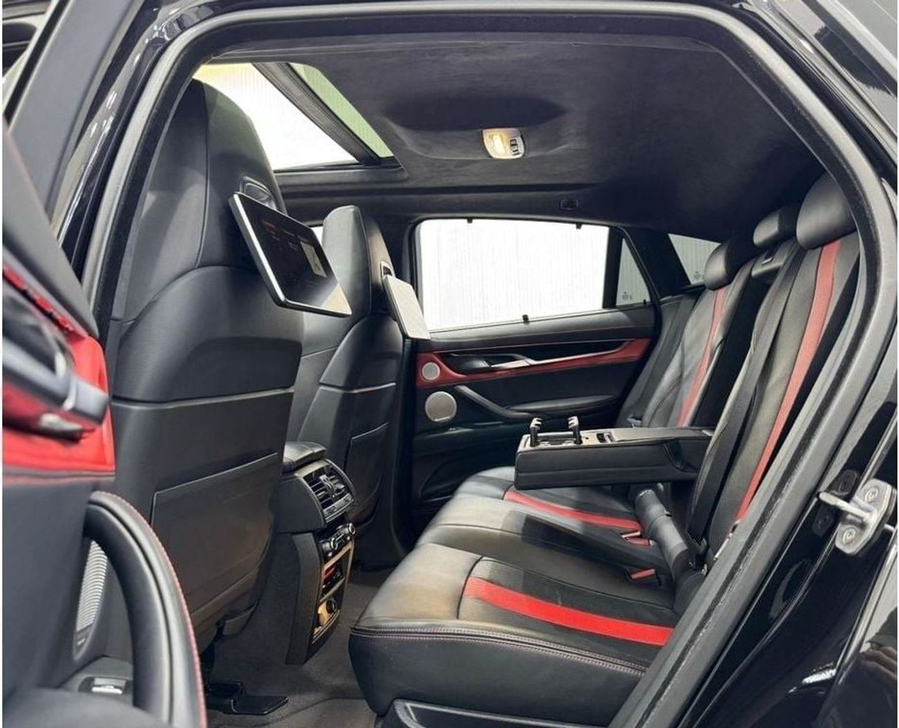 بي أم دبليو X6 M Std 4.4L 2018 BMW X6M M-Power, Warranty, Oct 2025 BMW Service Pack, Carbon Fiber Package, GCC