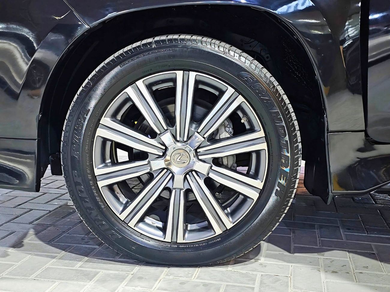 Lexus LX570 GCC/ FULL OPTION / RADAR / ZAFRAN INTERIOR/LOW MILEAGE/ EXPORT ONLY / LOT#25091