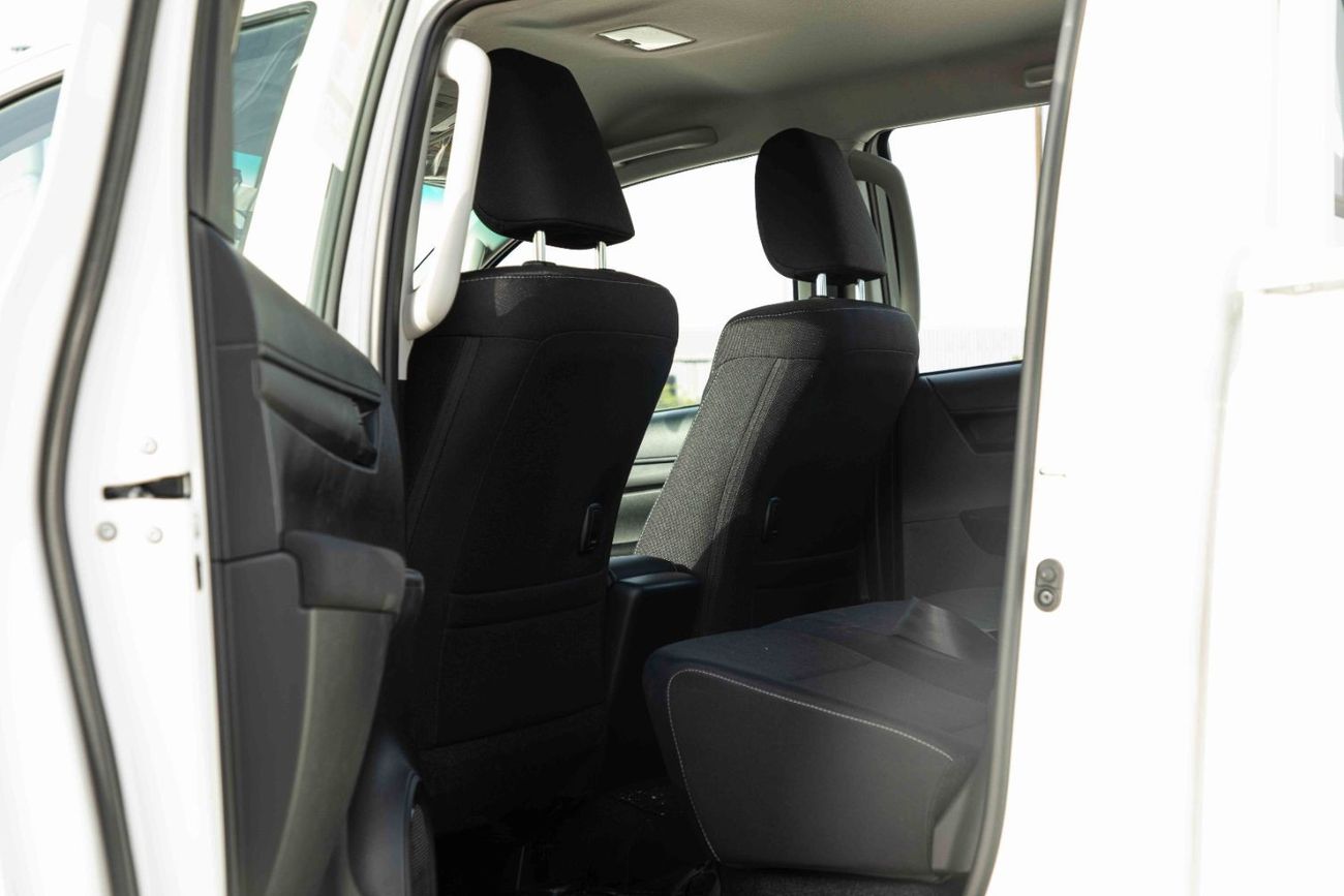 تويوتا هيلوكس تويوتا هايلكس 4X4 DC 2.4 DLX - أبيض سوبر مع أسود | تصدير فقط