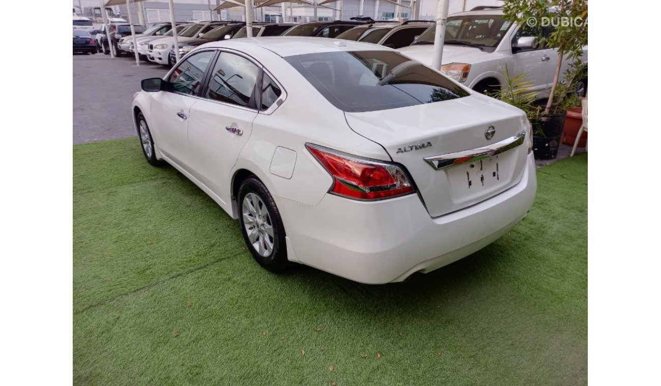 Nissan Altima 2014 model, camera screen, electric chair, electric mirrors, white inside black, in very excellent c