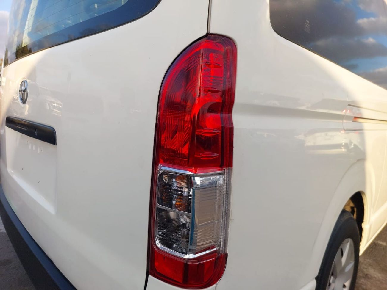 Toyota Hiace TOYOTA HIACE COMMUTER VAN RHD 2016 MODEL 3.0 L DIESEL AUTOMATIC(PM18509)