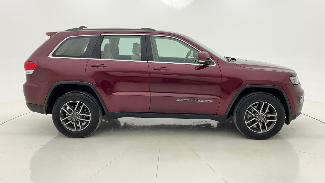 جيب جراند شيروكي LAREDO 3.6 | بدون دفعة مقدمة | اختبار القيادة في المنزل