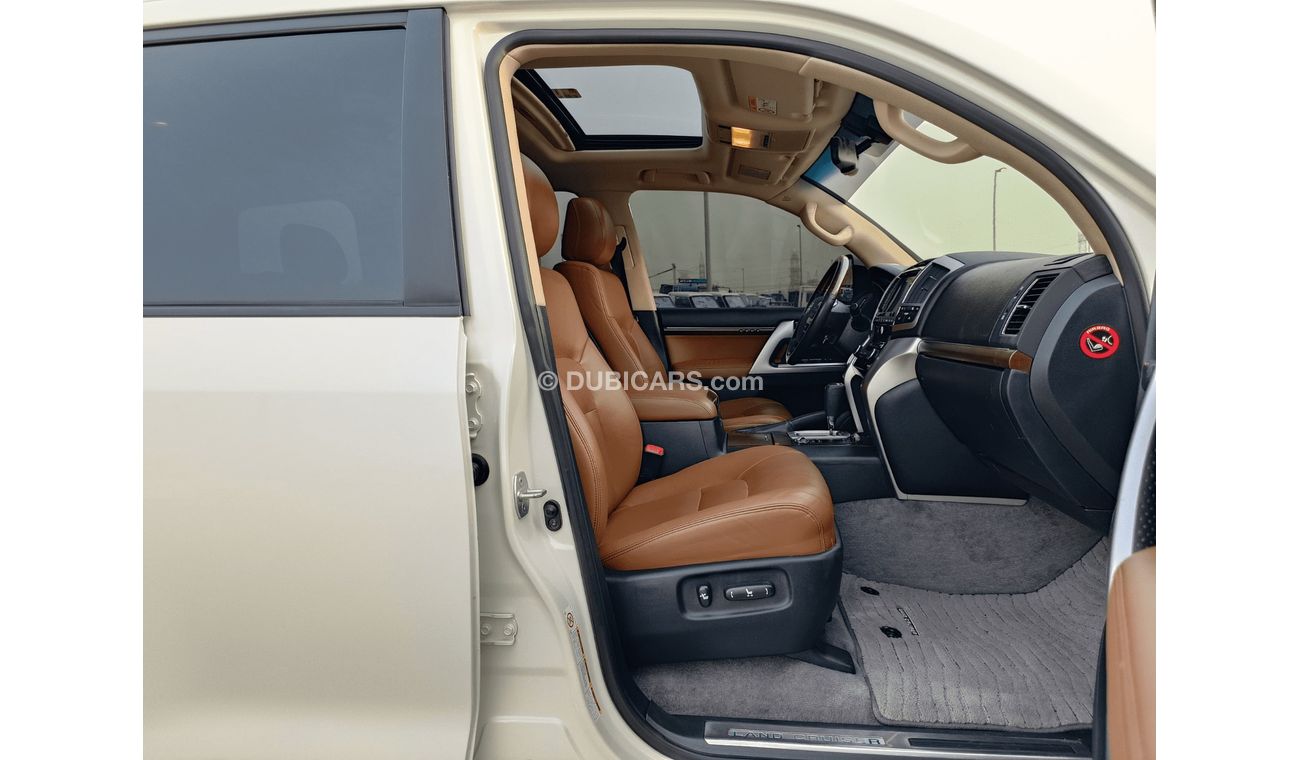 Toyota Land Cruiser VXR / 5.7L /  1 YEAR WARANTY / REGISTERATION / INSURANCE FREE (LOT # 35734)