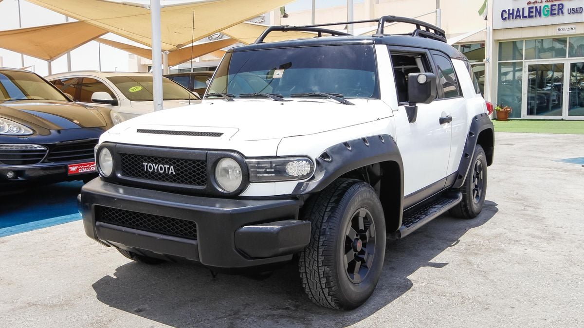 Toyota FJ Cruiser for sale: AED 31,000. White, 2008