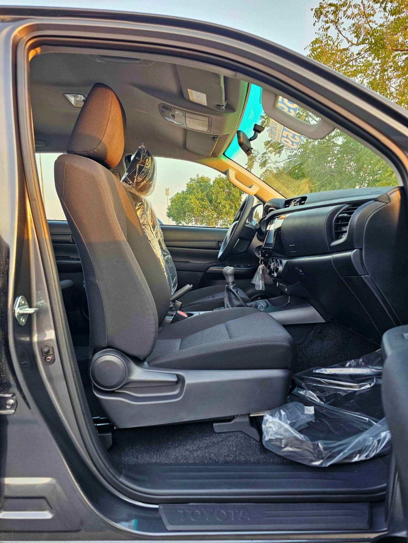 Toyota Hilux WIDE BODY DOUBLE CABIN / 2.4L DIESEL M/T 4WD/ FR+RR CHROME BUMPERS / COOL BOX (CODE # HDMH)